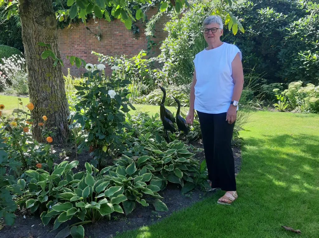 Margriet in haar tuin.