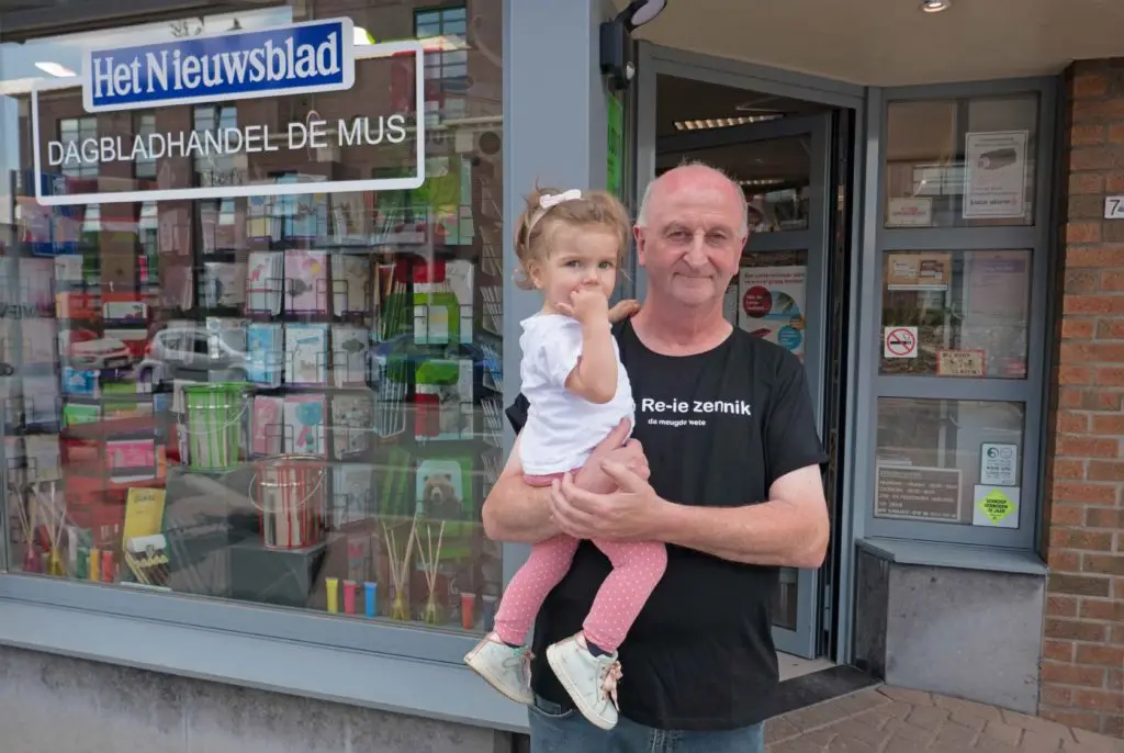 Paul met zijn kleindochter Maud voor de dagbladhandel