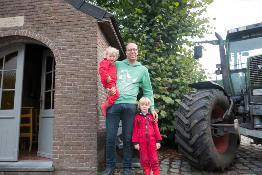 Niels met kinderen aan de kapel van Kinschot, met tracktor